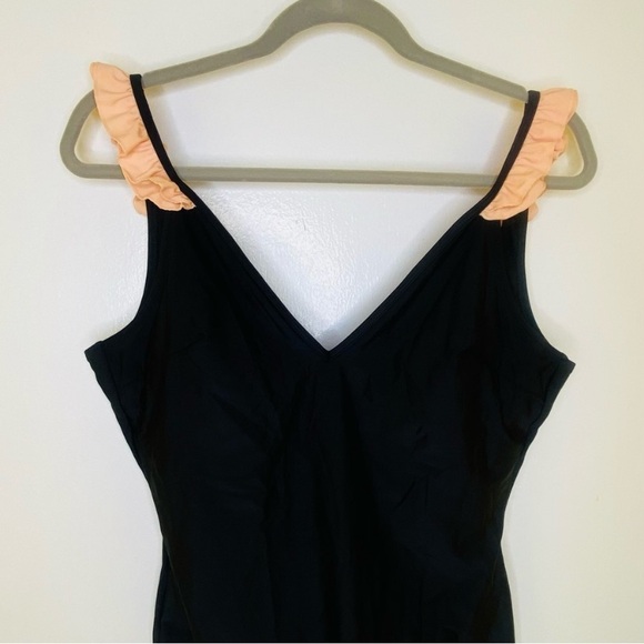 CUPSHE V-NECK ONE PIECE WITH RUFFLE - Picture 7 of 8